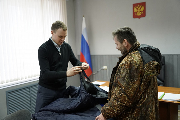 Фурмановская администрация подарила чистомену Михаилу Сонину зимний костюм